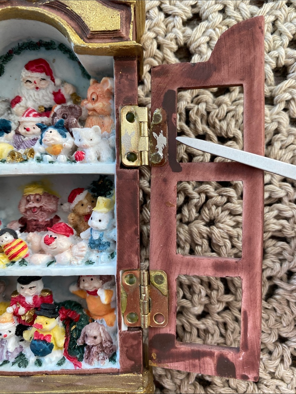 🧸Vintage🧸Dollhouse Christmas Cabinet Hutch With Toys - Picture 7 of 9